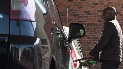 Pénurie de carburant : les automobilistes s'impatientent dans les files d'attente des stations-service (France 2)