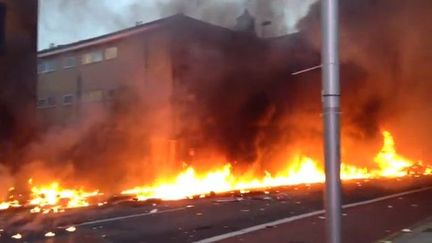 Image tir&eacute;e d'une vid&eacute;o amateur film&eacute;e apr&egrave;s le crash d'un h&eacute;licopt&egrave;re &agrave; Londres, le 16 janvier 2013. (FRANCETV INFO )