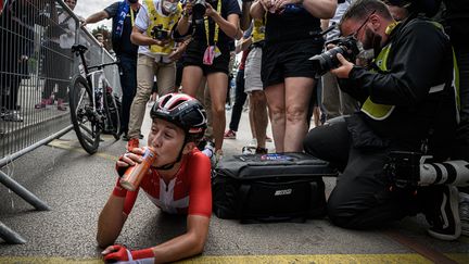 Cecilie Uttrup Ludwig a savouré sa victoire après la troisième étape du Tour de France femmes, à Epernay, le 26 juillet 2022. (JEFF PACHOUD / AFP)