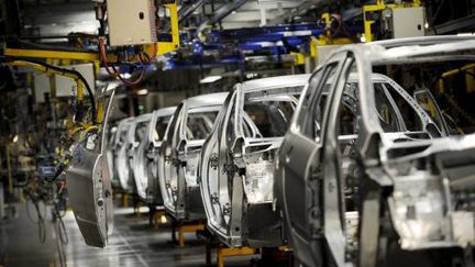 Voitures en cours de construction, le 5 novembre 2008 à Sochaux, sur une chaîne de montage de l’usine PSA Peugeot Citroën. (AFP)