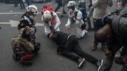 Un manifestant&nbsp;blessé lors d'une manifestation des "gilets jaunes", le 1er mai 2019 à Paris. (ANDREA NERI / NURPHOTO / AFP)