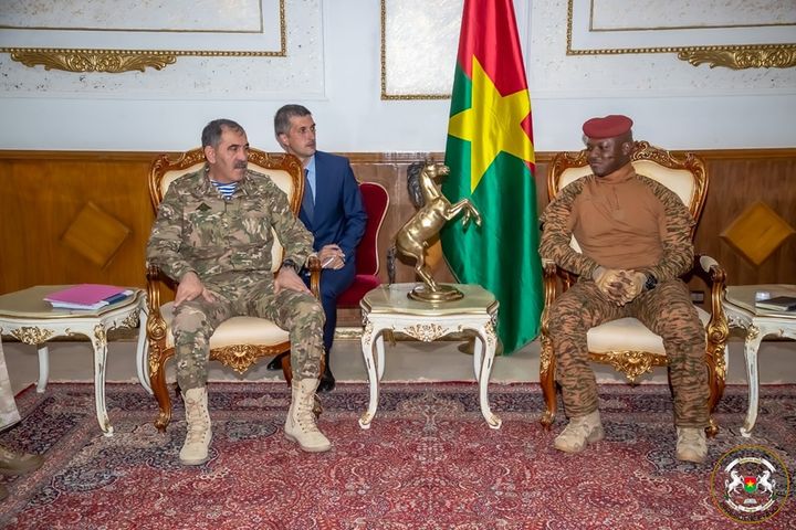 Capture écran du compte Facebook de la présidence du Burkina Faso montrant la rencontre entre le vice-ministre de la Défense russe Iounous-Bek Evkourov et le capitaine Ibrahim Traoré, le 6 octobre 2023. (PRESIDENCE DU BURKINA FASO)