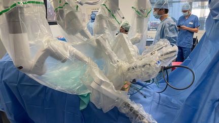 Un robot médical au CHU Henri Mondor de Créteil. (ANNE-LAURE DAGNET / FRANCEINFO / RADIO FRANCE)