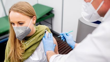 Une enseignante reçoit une dose de vaccin contre le Covid-19, le 26 février 2021 à Brême (Allemagne). (HAUKE-CHRISTIAN DITTRICH / AFP)