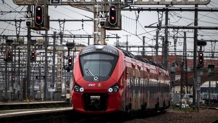 Un train en gare de Toulouse (Haute-Garonne), le 2 décembre 2022. (LIONEL BONAVENTURE / AFP)