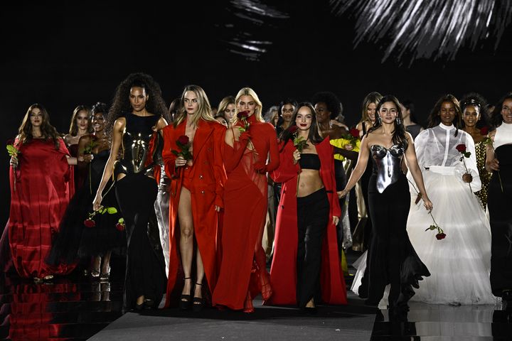 Le défilé L'Oréal Paris le 23 septembre 2024, au premier jour de la Paris Fashion Week (JULIEN DE ROSA / AFP)