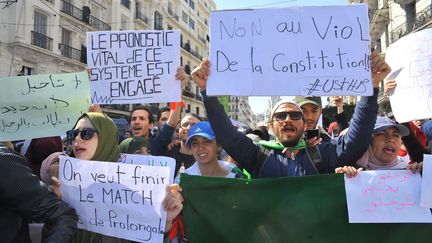 "Le pronostic vital de la constitution est engagé", "non au viol de la Constitution", "on veut finir le match",&nbsp;indiquent&nbsp;des&nbsp;étudiants lors d'un rassemblement, le 12 mars 2019, à Alger.&nbsp; (GUIDOUM / PPAGENCY / SIPA)