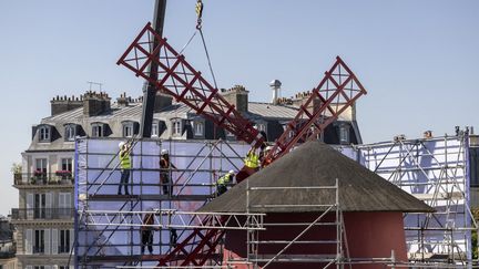 Les travaux de restauration ont débuté le 24 juin, derrière une bâche, à l'abri des regards. (OLYMPIA DE MAISMONT / AFP)