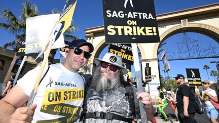 Des acteurs américains participant à la grève à Los Angeles, le 8 novembre 2023. (ROBYN BECK / AFP)