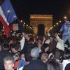 La liesse sur les Champs-Elysées, à Paris, le 12 juillet 1998. (MAXPPP)