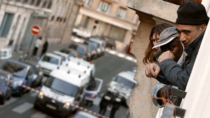 Des militants de Droit au logement et de Jeudi noir ainsi que 25 mal-log&eacute;s occupent une clinique d&eacute;saffect&eacute;e au pied de la butte Montmartre, le 8 avril 2012 &agrave; Paris. (KENZO TRIBOUILLARD / AFP)