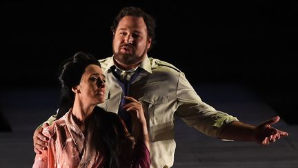 La soprano albanaise Ermonela Jaho et le ténor américain Bryan Hymel sur scène aux Chorégies d'Orange dans "Madama Butterfly" de Puccini dirigé par Mikko Franck.
 (Sylvain Thomas / AFP)