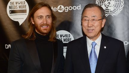 Le DJ Fran&ccedil;ais David Guetta (&agrave; G.) avec le secr&eacute;taire g&eacute;n&eacute;ral de l'ONU&nbsp;Ban Ki-moon au si&egrave;ge de l'ONU &agrave; New York (Etats-Unis), le 22 novembre 2013. (EMMANUEL DUNAND / AFP)