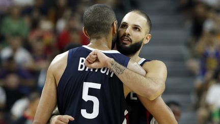 Nicolas Batum (de dos) et Evan Fournier après l'exploit historique de l'équipe de France, victorieuse des Etats-Unis en quart de finale de la Coupe du monde de basket, mercredi 11 septembre. (KIM KYUNG HOON / REUTERS)