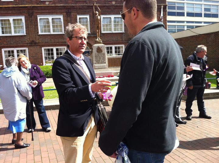 David Little, candidat du Ukip,&nbsp;dans les rues de&nbsp;Douvres (Royaume-Uni).&nbsp; (VINCENT DANIEL / FRANCETV INFO)