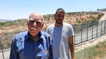 Ahmad Barghouth et son petit-fils, près du mur qui sépare Israël de la Cisjordanie occupée. (FREDERIC METEZEAU / RADIO FRANCE)