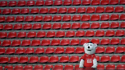 Erminig, la mascotte du Stade Rennais, dans une tribune déserte, lors du match Rennes-Lens du 5 décembre 2020. (LOIC VENANCE / AFP)