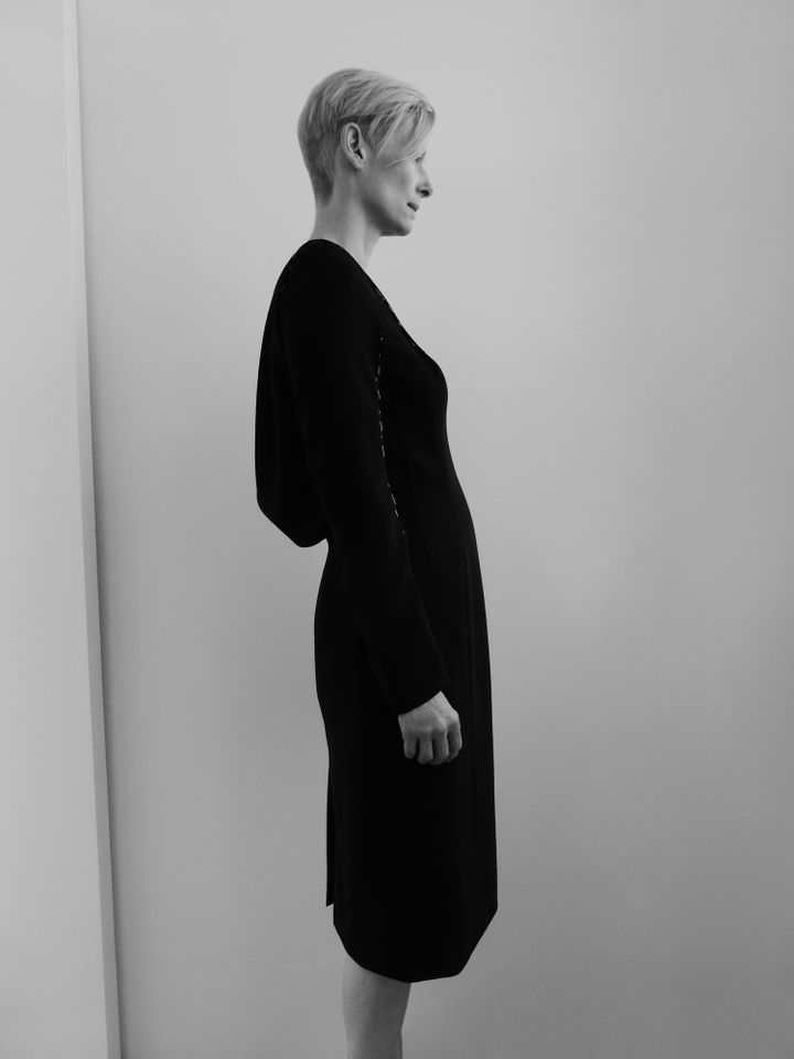 Tilda Swinton enfile une Eternity Dress, pour le festival d'Automne 2013 à Paris
 (Katerina Jebb, 2013)