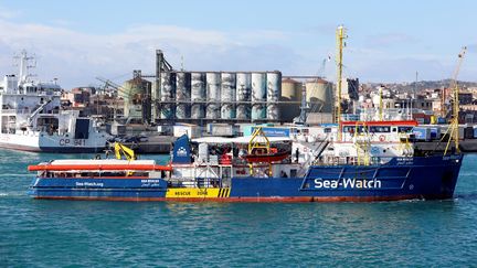 Le navire "Sea-Watch 3" arrive au port de Catane, en Sicile (Italie), avec 47 migrants à son bord, le 31 janvier 2019.&nbsp; (ANTONIO PARRINELLO / REUTERS)