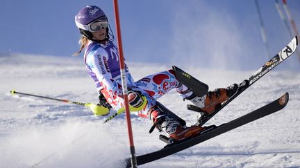 Tessa Worley chute apr&egrave;s avoir rat&eacute; une porte pendant le slalom de la Coupe du monde, &agrave; Courchevel (Savoie), mardi 17 d&eacute;cembre 2013.&nbsp; (PHILIPPE DESMAZES / AFP)