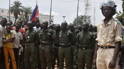 Des militaires et un policier à Niamey, au Niger, le 30 juillet 2023, lors d'un rassemblement de soutien au coup d'Etat. (AFP)