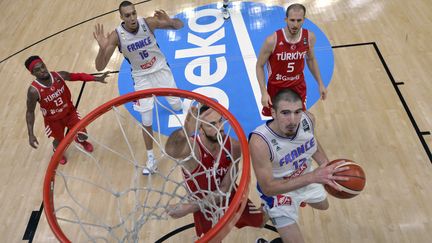 Nando De Colo (&agrave; droite, avec le num&eacute;ro 12), contre la Turquie, en huiti&egrave;me de finale de l'Eurobasket, &agrave; Villeneuve-d'Ascq (Nord). (EMMANUEL DUNAND / AFP)