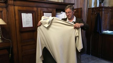 Le père Bruno Horaist, dans la sacristie de l'église de la Madeleine à Paris, le 6 juin 2018. (RAPHAEL GODET / FRANCEINFO)