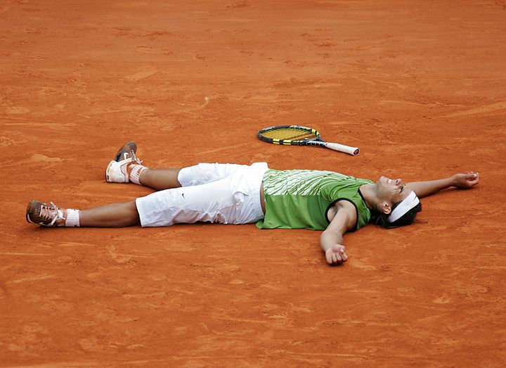 Le 5 juin 2005, Rafael Nadal remporte son premier tournoi du Grand Chelem à seulement 19 ans, déjà à Roland-Garros, contre l'Argentin Mariano Puerta (6-7, 6-3, 6-1, 7-5). Le premier d'une longue série. (JACQUES DEMARTHON / AFP)