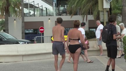 Var : à Saint-Raphaël, fini les promenades torse-nu ou en maillot de bain dans le centre