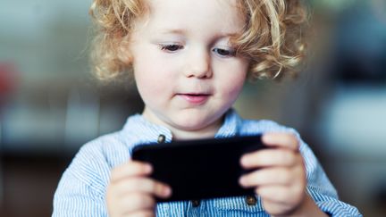 Les enfants ont t&eacute;l&eacute;charg&eacute; sans l'autorisation d'un adulte des applications Google Play. (CORNELIA SCHAUERMANN / CULTURA CREATIVE / AFP)