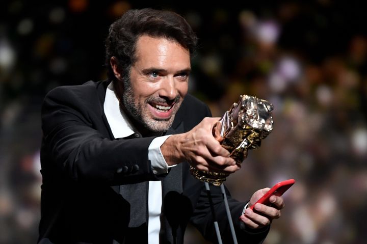 Le réalisateur Nicolas Bedos recevant son César du meilleur scénario original pour "La belle époque", le 28 février 2020. (BERTRAND GUAY / AFP)