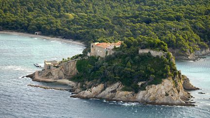 Le fort de Br&eacute;gan&ccedil;on (Var), o&ugrave; le pr&eacute;sident de la R&eacute;publique passe ses vacances. (BORIS HORVAT / AFP)