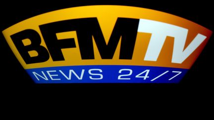 Le logo de BFMTV sur un &eacute;cran de t&eacute;l&eacute;vision, le 29 d&eacute;cembre 2012 &agrave; Paris. (LIONEL BONAVENTURE / AFP)