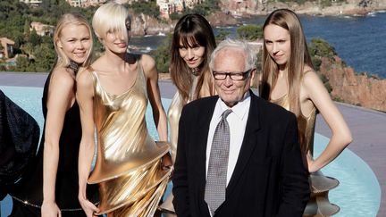 Pierre Cardin entouré de mannequins au Palais Bulles pour la présentation de la collection printemps-été 2009, en octobre 2008. (BEBERT BRUNO [/S / SIPA)