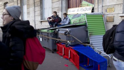 Des lyc&eacute;ens bloquent l'entr&eacute;e du lyc&eacute;e Arago, &agrave; Paris, le 6 novembre 2014, en hommage &agrave; R&eacute;mi Fraisse, manifestant mort sur le chantier du barrage de Sivens. (KENZO TRIBOUILLARD / AFP)