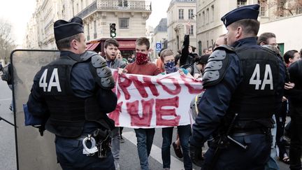 Cl&eacute;ment M&eacute;ric, au centre, foulard rouge, lors d'une manifestation &agrave; Paris, le 17 avril 2013. (JACQUES DEMARTHON / AFP)