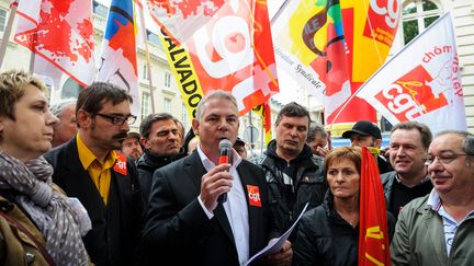 Thierry Lepaon, secr&eacute;taire g&eacute;n&eacute;ral de la CGT (au centre, avec le micro), lors de la manifestation&nbsp;devant l'Assembl&eacute;e nationale le 16 mai 2013, pour soutenir la proposition de loi d'amnistie sociale.&nbsp; ( MAXPPP)