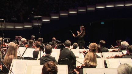 La jeune cheffe d'orchestre Chloé Dufresne. (FRANCEINFO)