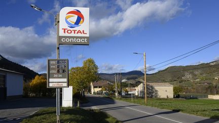 Une station-essence de Total en zone rurale, le 1er novembre 2021. (ERIC BERACASSAT / HANS LUCAS / AFP)