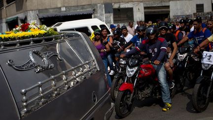 à faire un détour par leur quartier pour rendre un dernier hommage à la victime. Si le conducteur refuse, il lui braque un revolver sur la tempe pour l’obliger à changer d’itinéraire. (REUTERS / Carlos Garcia Rawlins)