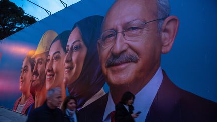 Une fresque montrant Kemal Kiliçdaroglu, le principal opposant au président sortant Recep Tayyip Erdogan, dans les rues d'Istanbul en Turquie le 5 mai 2023. (SAEID ARABZADEH / MIDDLE EAST IMAGES)