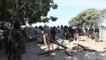 Des soldats tchadiens et camerounais, le 3 f&eacute;vrier 2015, &agrave; Fotokol (Cameroun). (STEPHANE YAS / AFP)