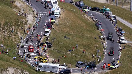 Le peloton, dans l'ascension&nbsp;du Tourmalet (2115 m d'altitude) lors du&nbsp;Tour de France 2015,&nbsp;le 15 juillet 2015. (DE WAELE TIM / TDWSPORT SARL)