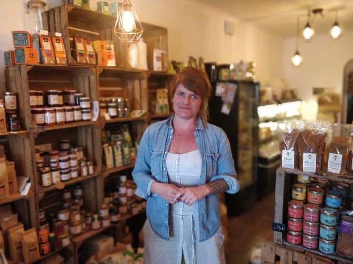 Stephanie Le Bris l’épicière du bourg fait aussi partie du réseau. C’est chez elle que les bénévoles font les courses si une personne âgée a besoin d’alimentaire. (ERIC AUDRA / RADIOFRANCE)