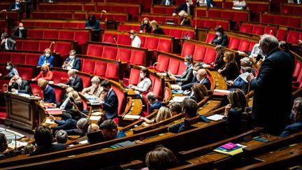 Les députés lors d'une session de questions au gouvernement à l'Assemblée nationale, le 25 mai 2021. (XOSE BOUZAS / HANS LUCAS / AFP)