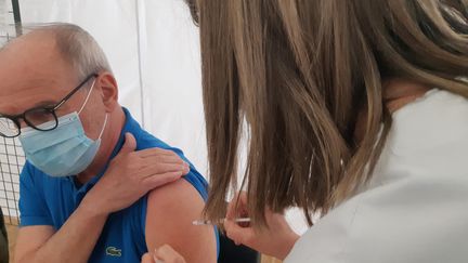 Dès ce week-end, des policiers, des gendarmes, des enseignants de plus de 55 ans pourront se faire vacciner contre le Covid-19. (CÉLINE LOIZEAU / FRANCE-BLEU ISÈRE)