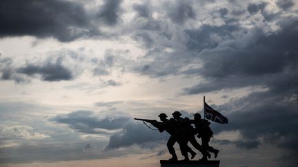 Une vue du mémorial britannique du débarquement en Normandie de la Seconde Guerre mondiale par le sculpteur David Williams-Ellis, se profile le long de la plage de Gold à Ver-sur-Mer le 6 juin 2019, dans le cadre des commémorations du jour J marquant le 75e anniversaire (JOEL SAGET / AFP)