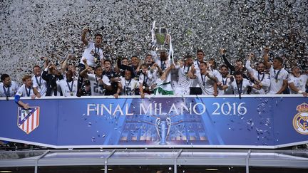 Les joueurs du Real Madrid célèbrent leur victoire en finale de la Ligue des champions face à l'Atletico Madrid à&nbsp;Milan (Italie) le 28 mai 2016.  (ALBERTO LINGRIA / NURPHOTO / AFP)