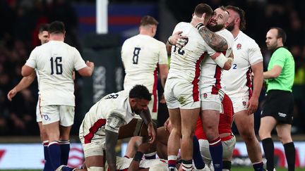 Les joueurs anglais célèbrent leur victoire contre le pays de Galles lors du Tournoi des six nations, à Londres, le 26 février 2022. (ADRIAN DENNIS / AFP)