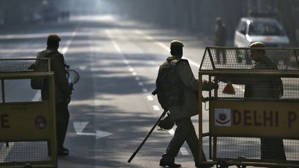 Des policiers indiens d&eacute;ployant des barri&egrave;res pour pr&eacute;venir toute manifestation, le 29 d&eacute;cembre &agrave; Delhi (Inde), au lendemain de la mort de l'&eacute;tudiante de 23 ans viol&eacute;e par six hommes. (AHMAD MASOOD / REUTERS)